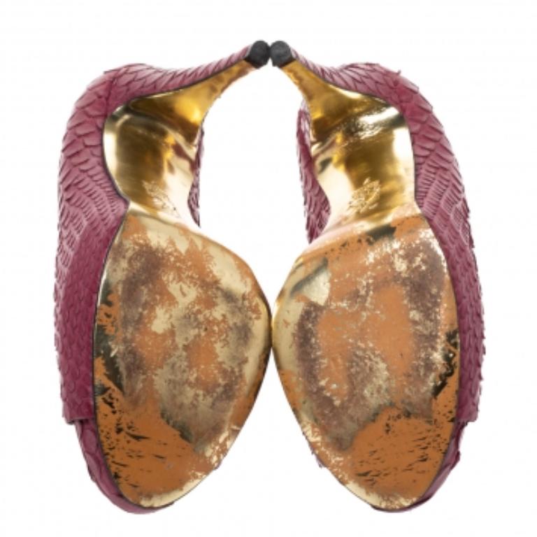 Admired for their exquisite craftsmanship, Gina displays some of the best pumps for all occasions. Crafted from python, these pumps are a splendid example of luxury and class. They feature peep-toes and come equipped with comfortable leather-lined