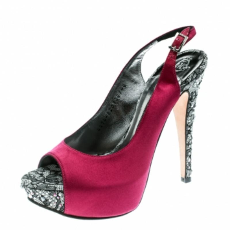 Vous êtes prête à toucher le ciel et à faire du monde votre horizon avec ces superbes sandales de Gina ! Ces sandales violettes sont confectionnées en satin et présentent une silhouette peep-toe. Elles arborent des escarpins à boucle et des talons