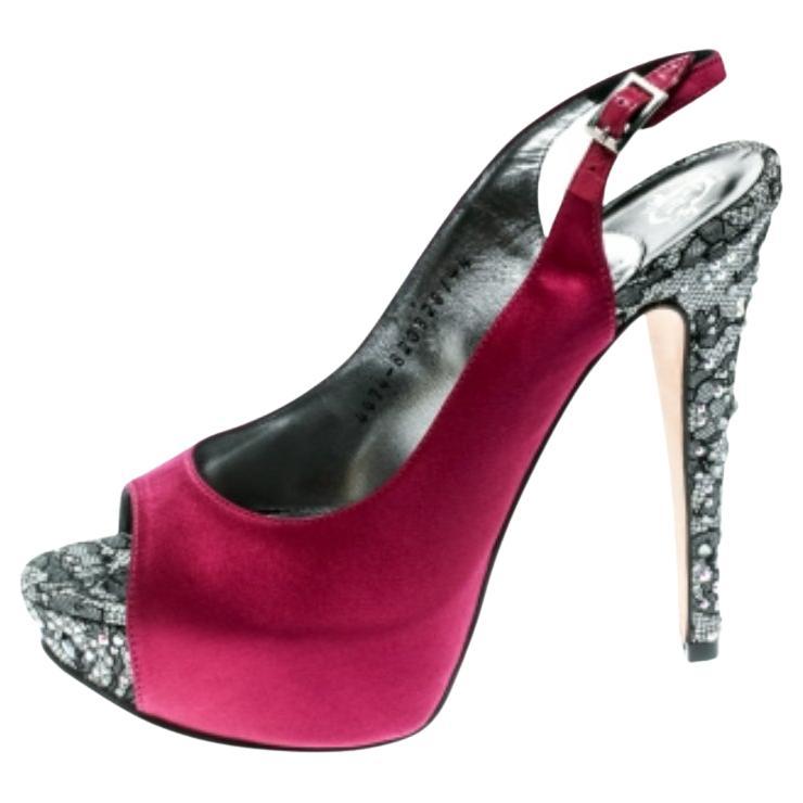 Gina Sandales à talons ouverts et ornées de cristaux en satin violet, taille 37 en vente