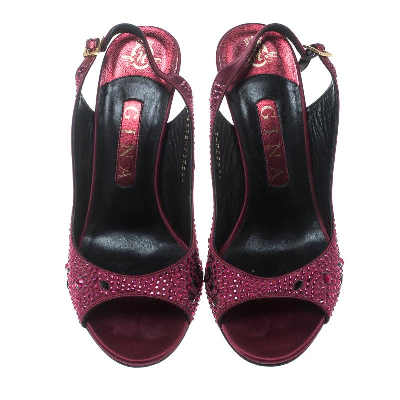 You are sure to make a mark and amaze onlookers when you step out in these stunning sandals from Gina. The purple sandals are crafted from satin and feature a peep-toe silhouette. They flaunt exquisite crystals embellished all over the exterior and