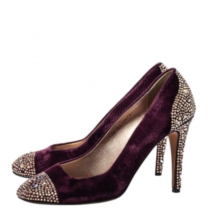 Die Schönheit dieser Gina-Pumps kann Ihre Blicke auf sich ziehen! Sie sind aus Plüschsamt in einem verführerischen Lila-Ton gefertigt. Die CAP-Zehen, die Zähler und die Stiletto-Absätze sind mit Kristallverzierungen versehen, die dem Gesamtbild