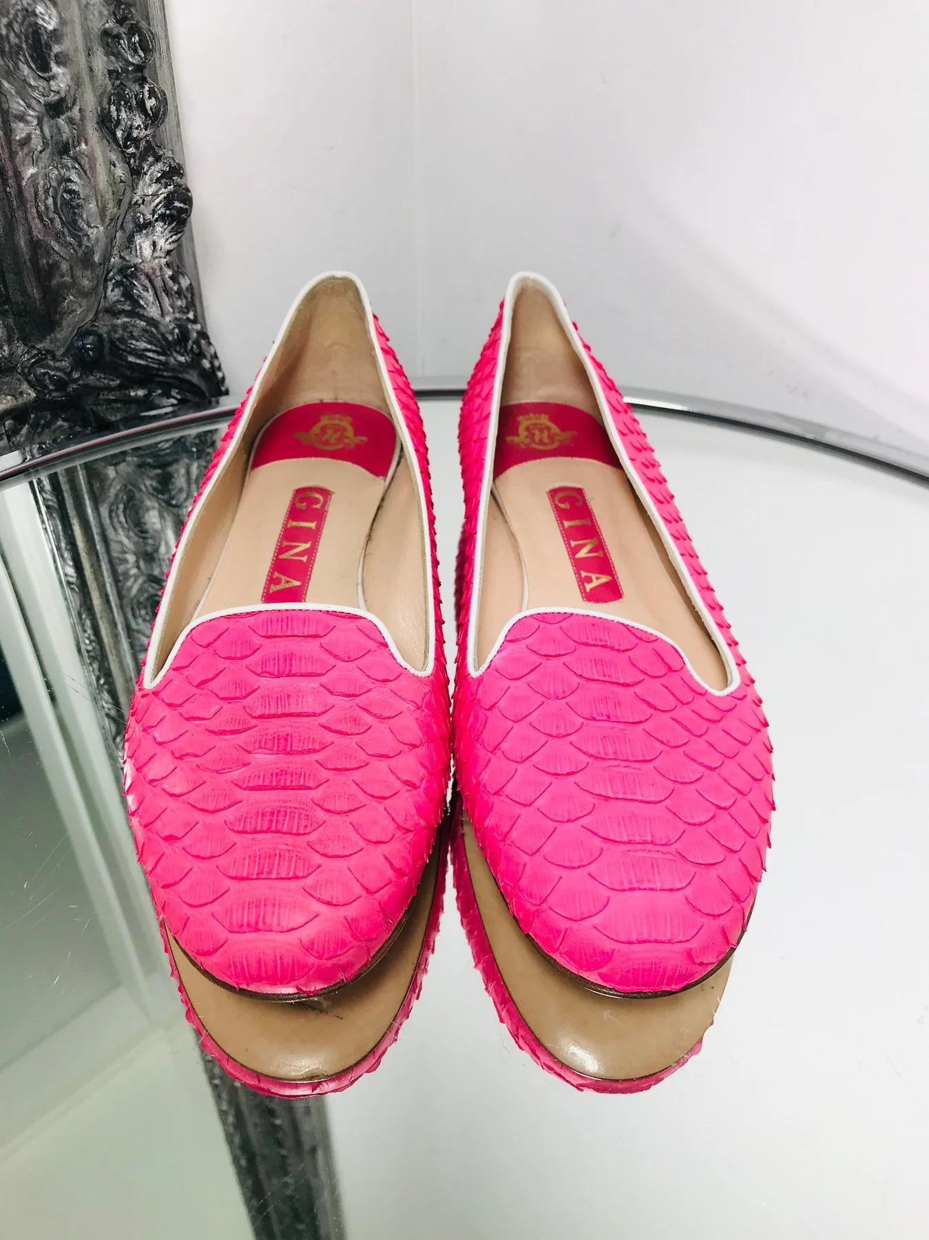 Gina Pythonhaut Flats

Leuchtend rosafarbene flache Schuhe im Ballettstil mit kontrastierendem weißem Rand und mandelförmiger Spitze mit Lederinnensohle.

Zusätzliche Informationen:
Größe - 37
Zusammensetzung - Schlangenhaut 
Zustand - Sehr