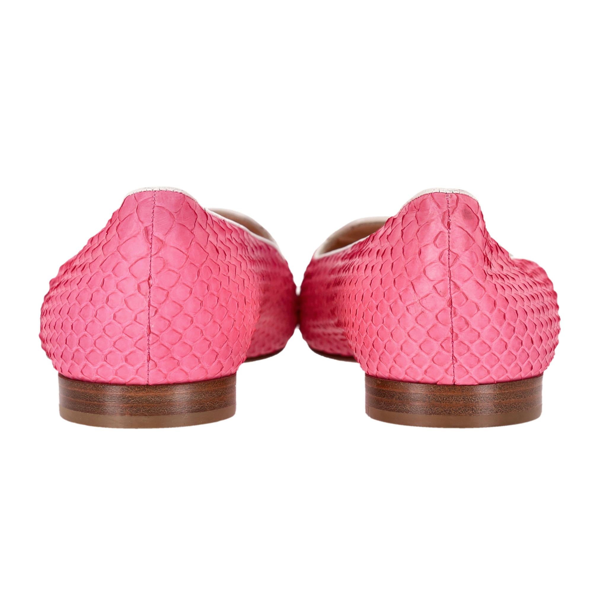 Rose Mocassins en peau de python Gina en vente