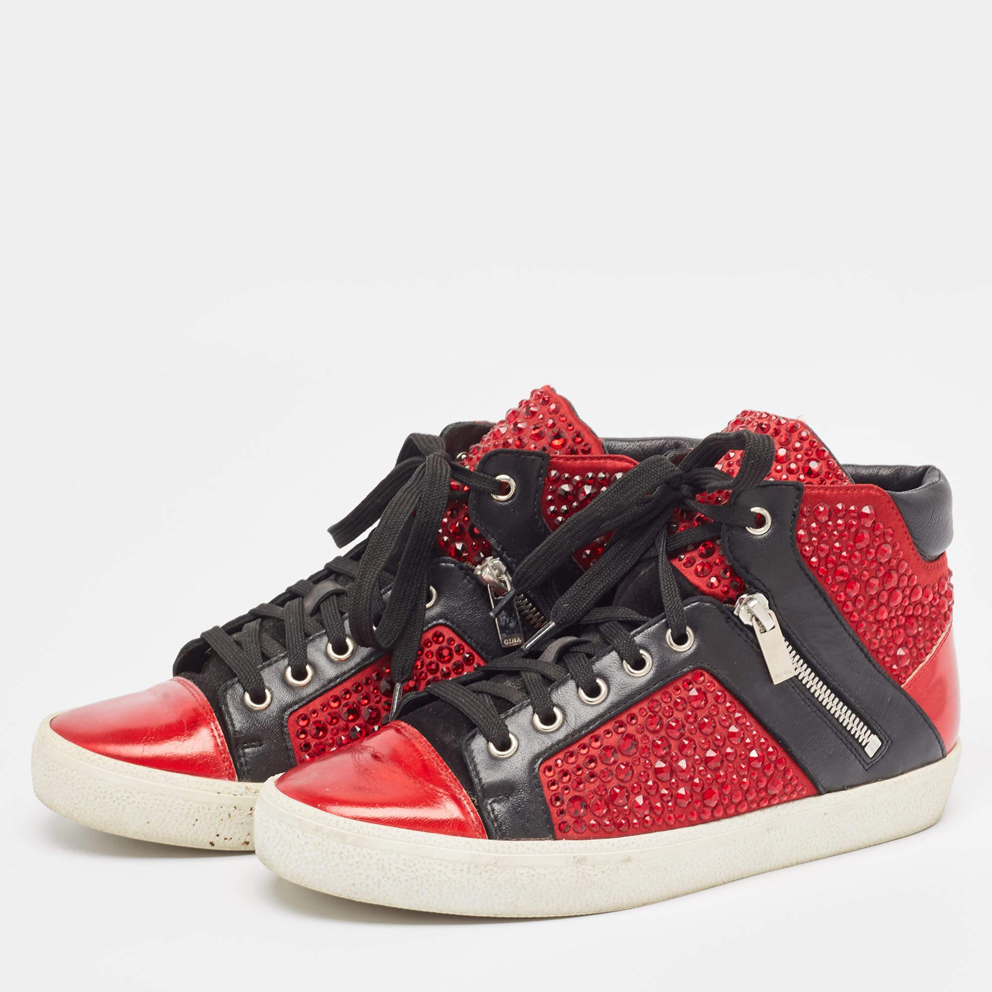 Coming in a classic silhouette, these designer sneakers are a seamless combination of luxury, comfort, and style. These sneakers are finished with signature details and comfortable insoles.