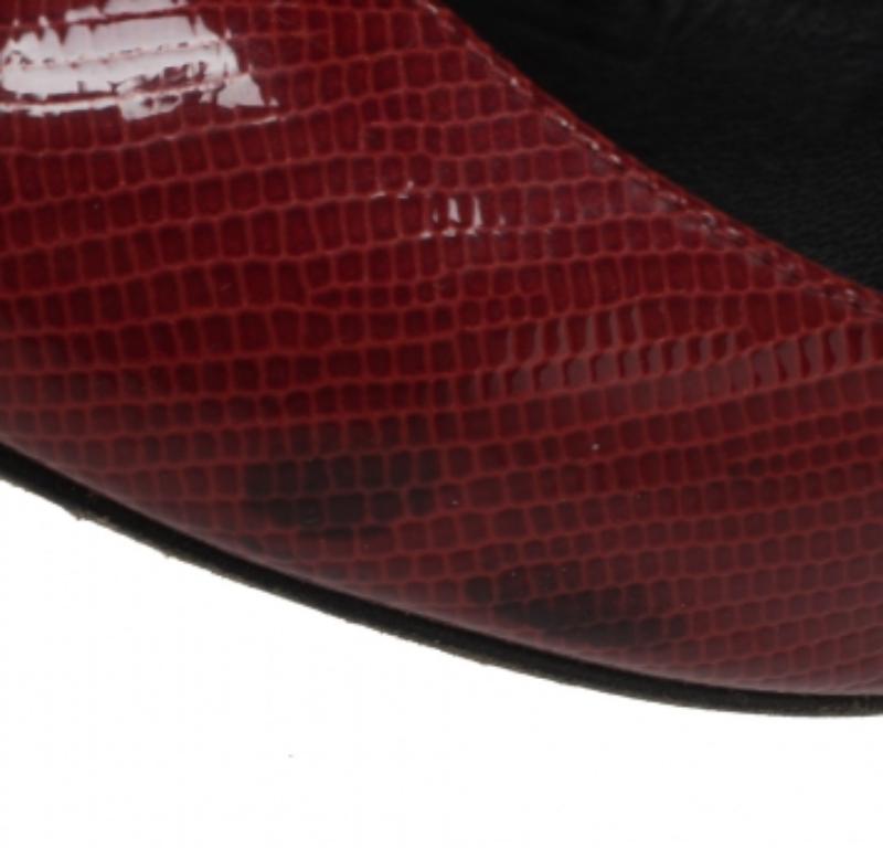 Brown Gina Red Glossy Lizard Embossed Leather Pointed Toe Pumps Size 38 For Sale