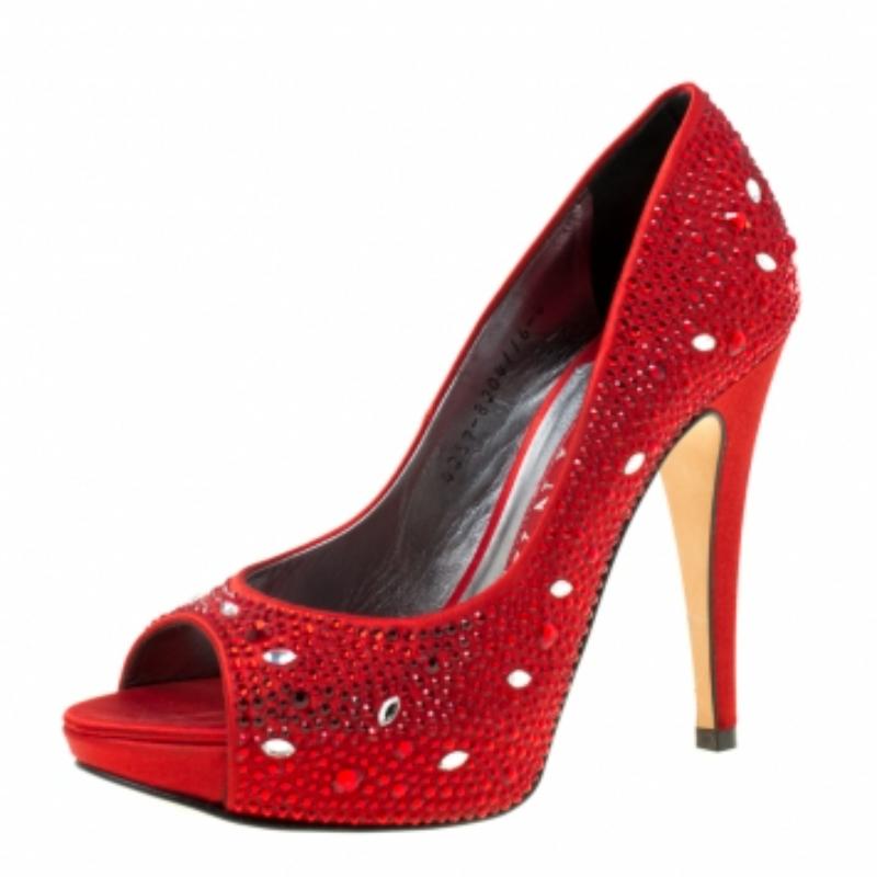 Avec cette paire d'escarpins signée Gina, vous aurez l'air d'une diva. Elles sont recouvertes de cristaux sur le satin et montées avec des peep toes et des talons de 11,5 cm soutenus par des plateformes. Ajoutez du glamour à votre garde-robe en