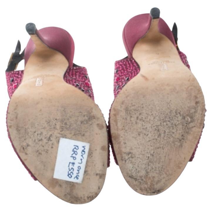 Mit diesen umwerfenden Sandalen von Gina werden Sie garantiert auffallen und die Blicke auf sich ziehen. Die Sandalen sind aus Satin gefertigt und haben eine Peep-Toe-Silhouette. Sie sind mit exquisiten Kristallen verziert und verfügen über eine