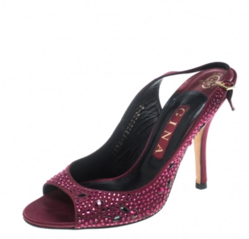 Gina Rote Satin-Sandalen mit Kristallverzierung und Peep Toe-Slingback Größe 38 im Zustand „Gut“ im Angebot in Dubai, Al Qouz 2