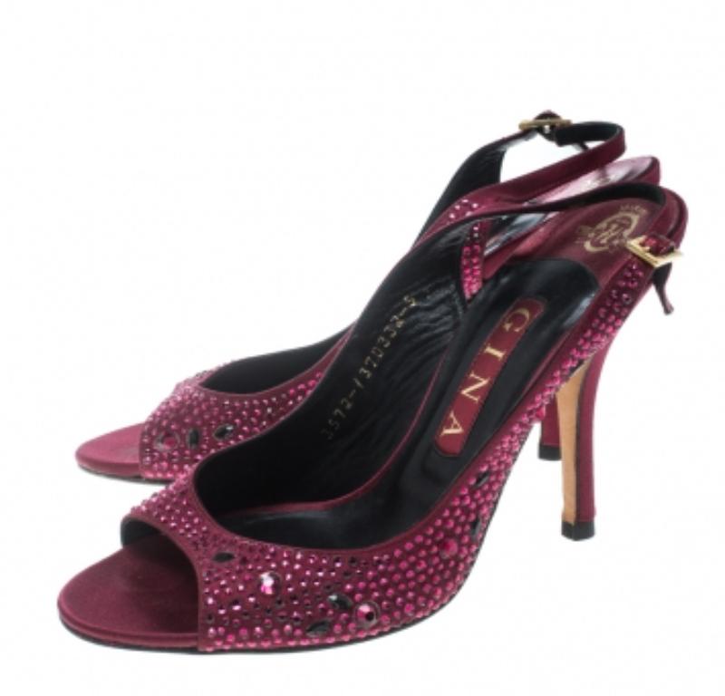 Gina Rote Satin-Sandalen mit Kristallverzierung und Peep Toe-Slingback Größe 38 im Angebot 2