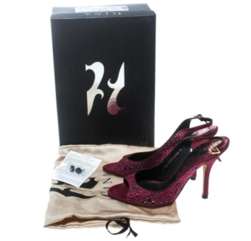 Gina Rote Satin-Sandalen mit Kristallverzierung und Peep Toe-Slingback Größe 38 im Angebot 3