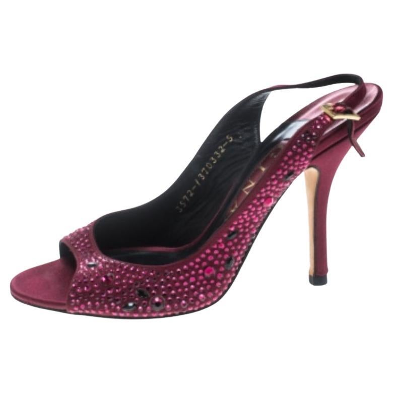 Gina Rote Satin-Sandalen mit Kristallverzierung und Peep Toe-Slingback Größe 38 im Angebot