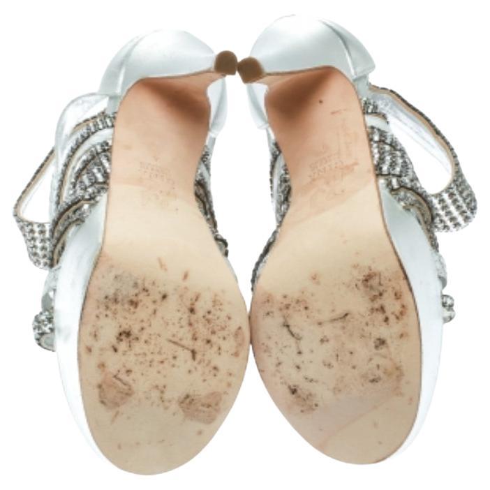Las sandalias de tiras son imprescindibles para todas las mujeres porque siempre han estado de moda. Por lo tanto, merece la pena tener estas sandalias de Jimmy Choo, ya que son preciosas y están diseñadas con tiras de piel de serpiente y tiras
