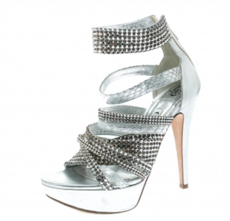 Gina Sandalias de tiras de piel de pitón con adornos de cristal plateado talla 37 en Bueno estado para la venta en Dubai, Al Qouz 2