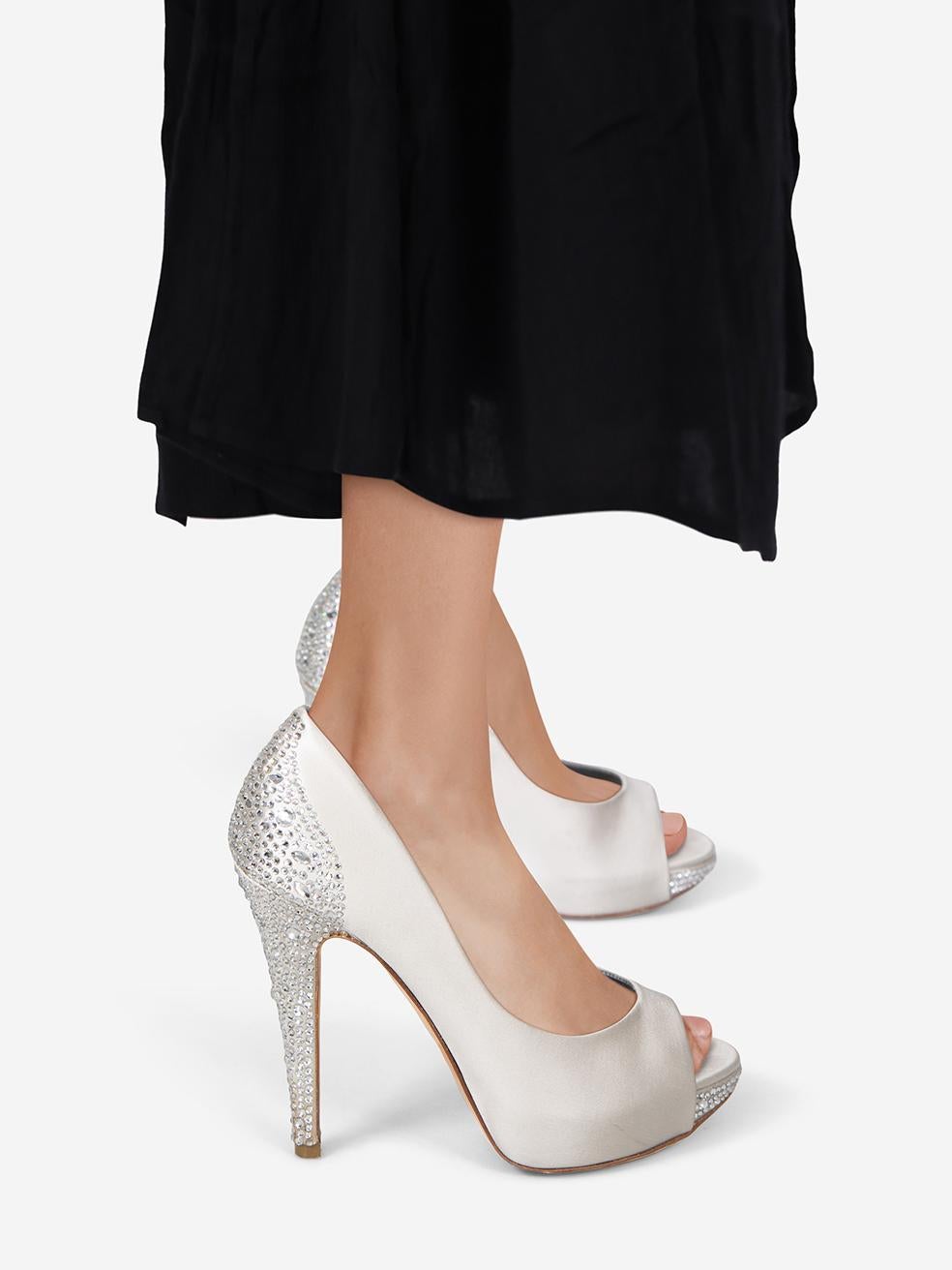 El ESTADO es Muy bueno. Se aprecia un desgaste mínimo en los talones. Decoloración en ambos lados de ambos zapatos y en ambos talones. Desplaza al tejido en el lado izquierdo del zapato izquierdo en este artículo de reventa de diseño Gina usado.
 

