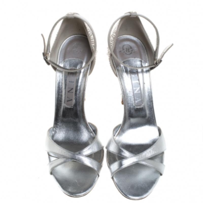 Argent Gina Silver Leather Satin Crystal Embellished Ankle Strap Talons Taille 40 en vente