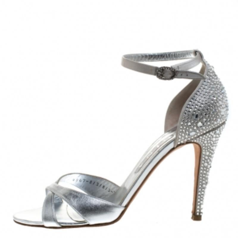 Gina Silver Leather Satin Crystal Embellished Ankle Strap Talons Taille 40 en vente