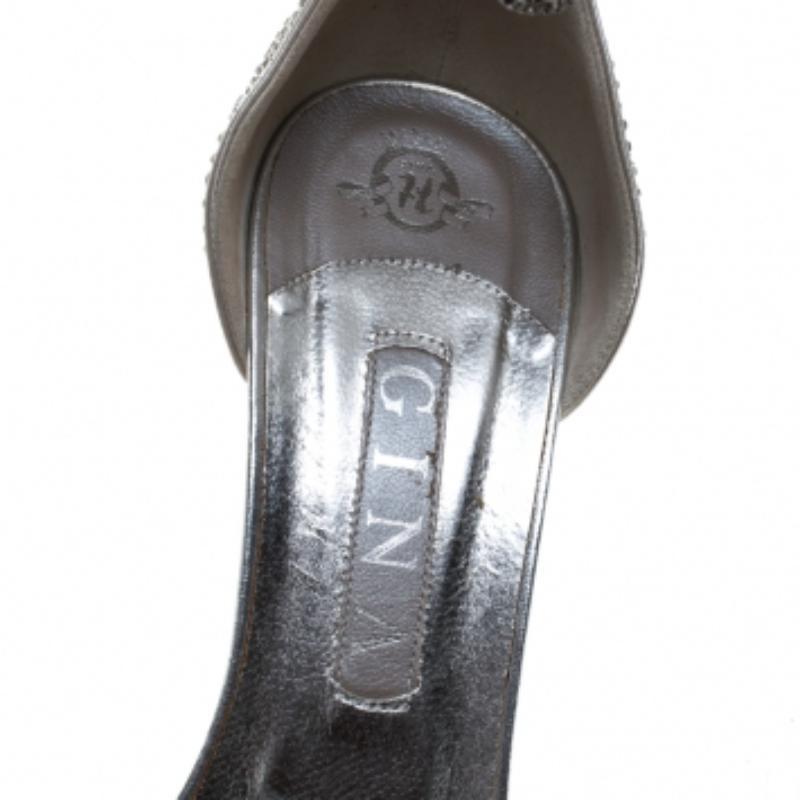 Gina Silver Leather Satin Crystal Embellished Ankle Strap Talons Taille 40 Pour femmes en vente