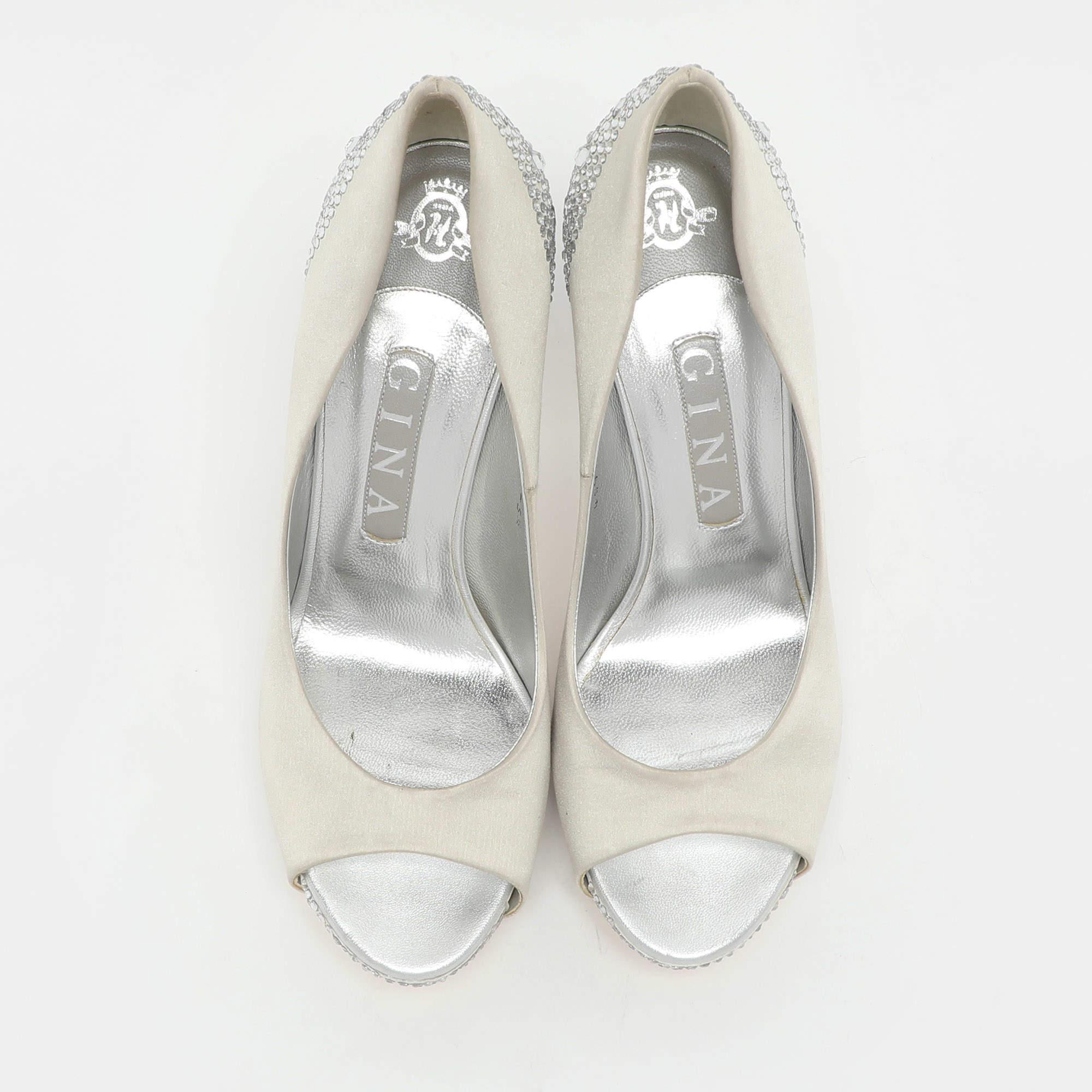 Argento Gina Silver Satin Crystal Embellished Peep Toe Pumps Taglia 38.5