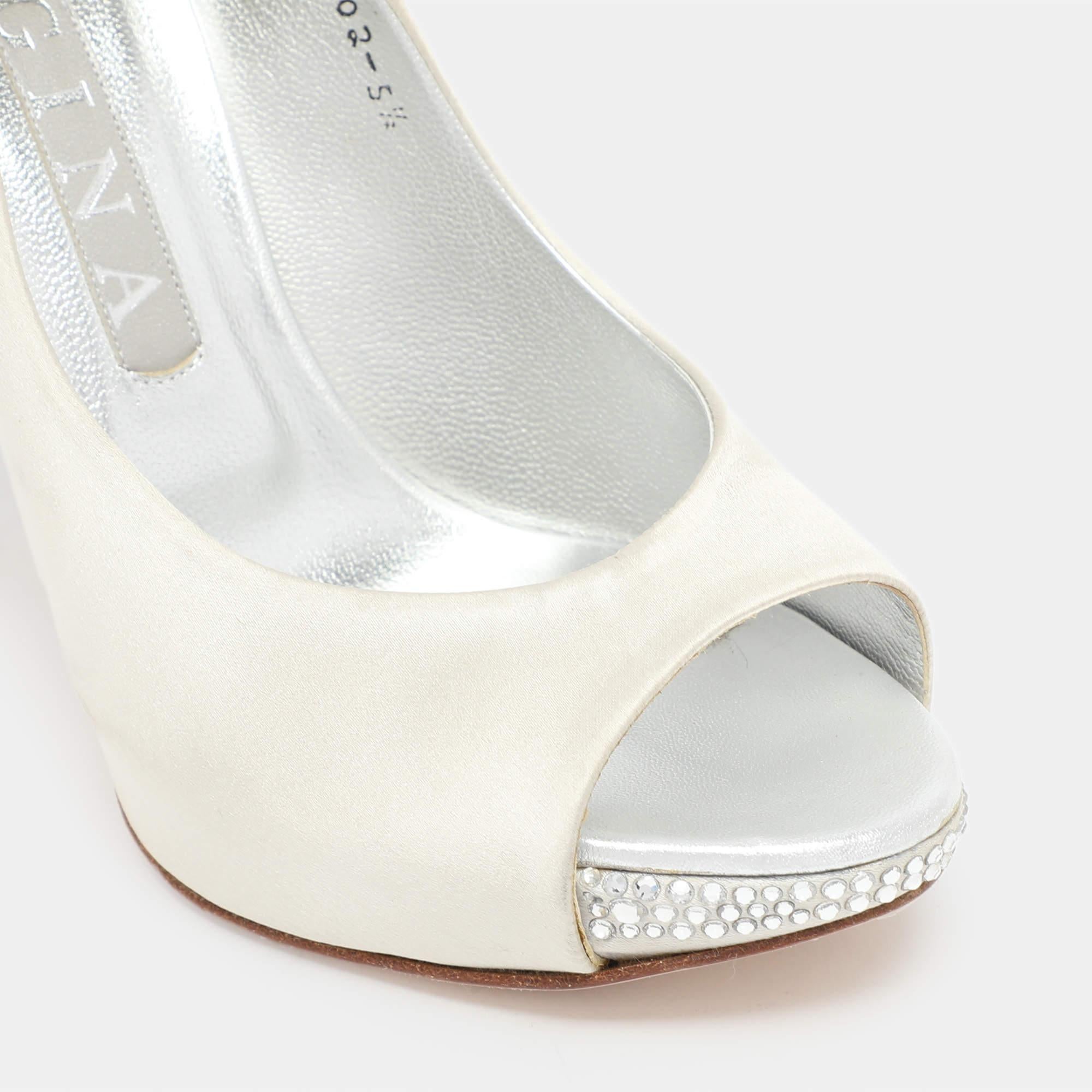 Gina Silver Satin Crystal Embellished Peep Toe Pumps Taglia 38.5 2