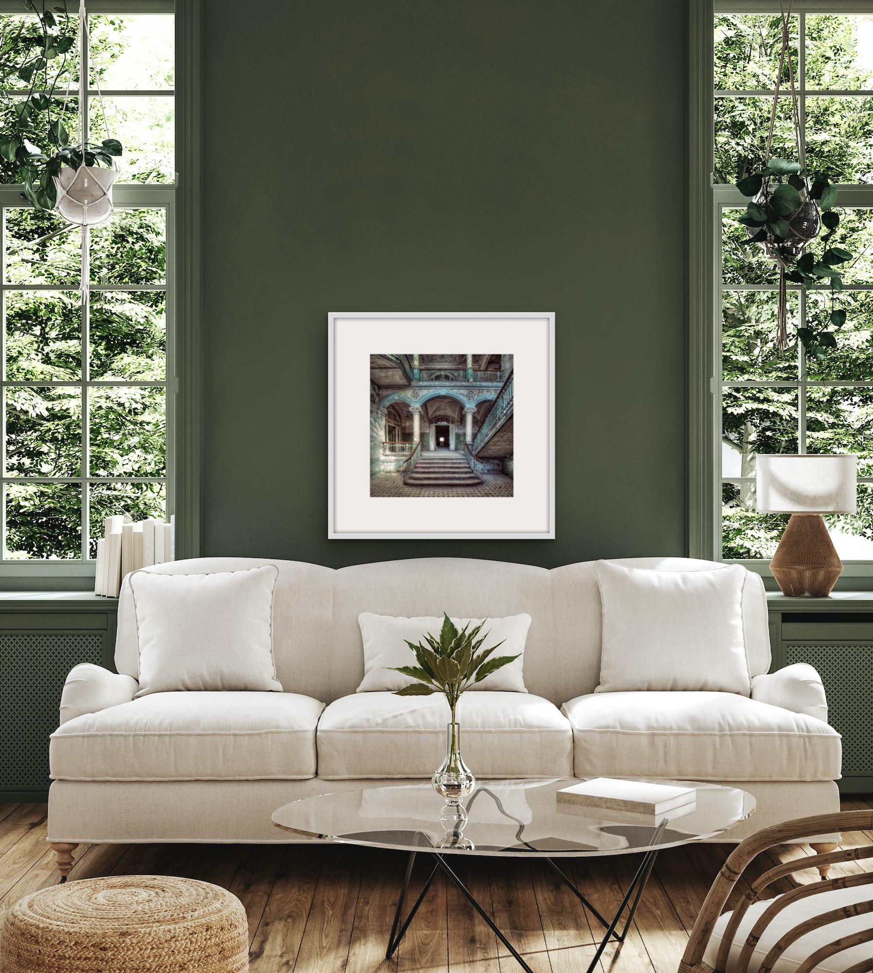 Krankenhaus von Gina Soden, Zeitgenössische Fotografie, Reisefotografin im Angebot 1