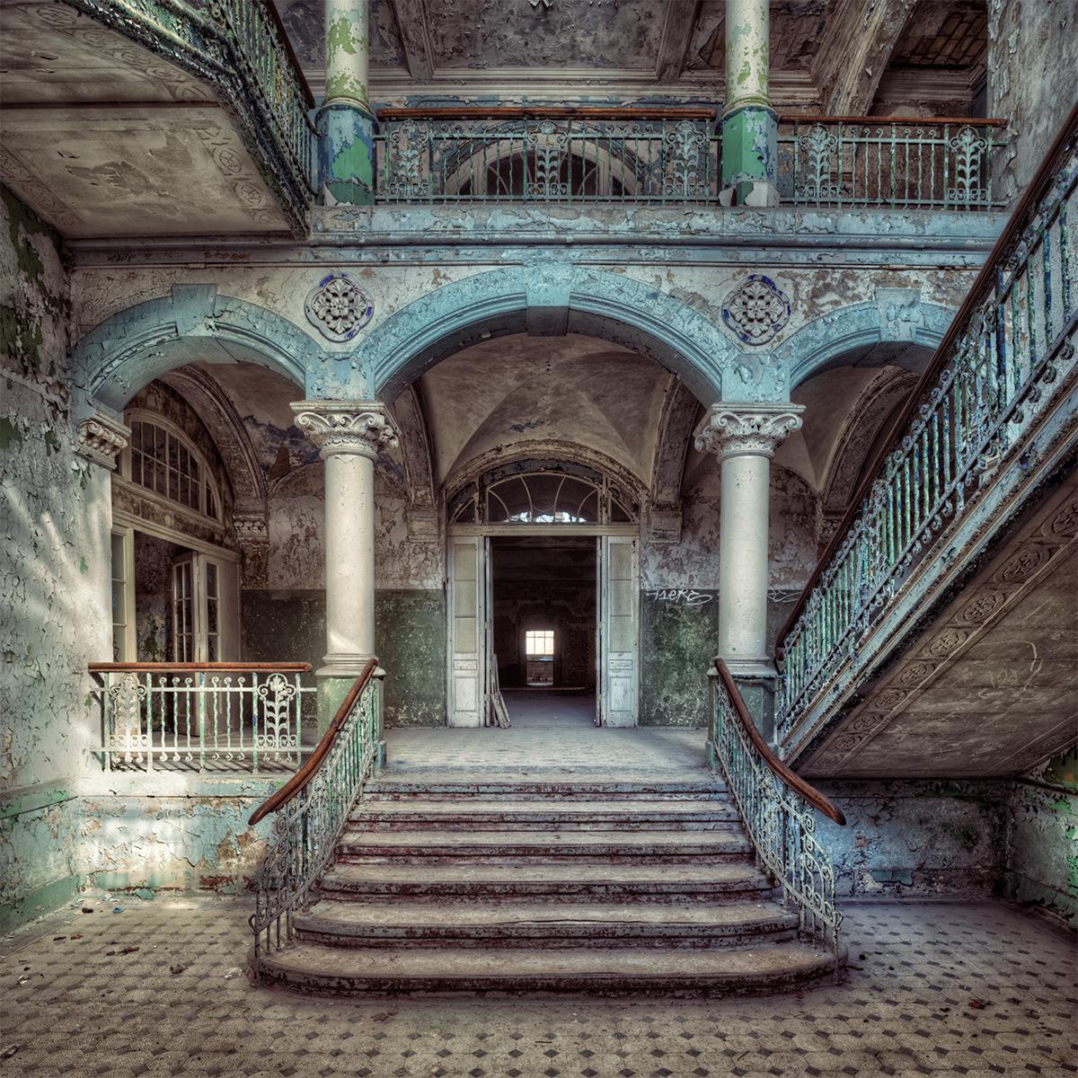 Gina Soden  Landscape Photograph – Krankenhaus von Gina Soden, Zeitgenössische Fotografie, Reisefotografin