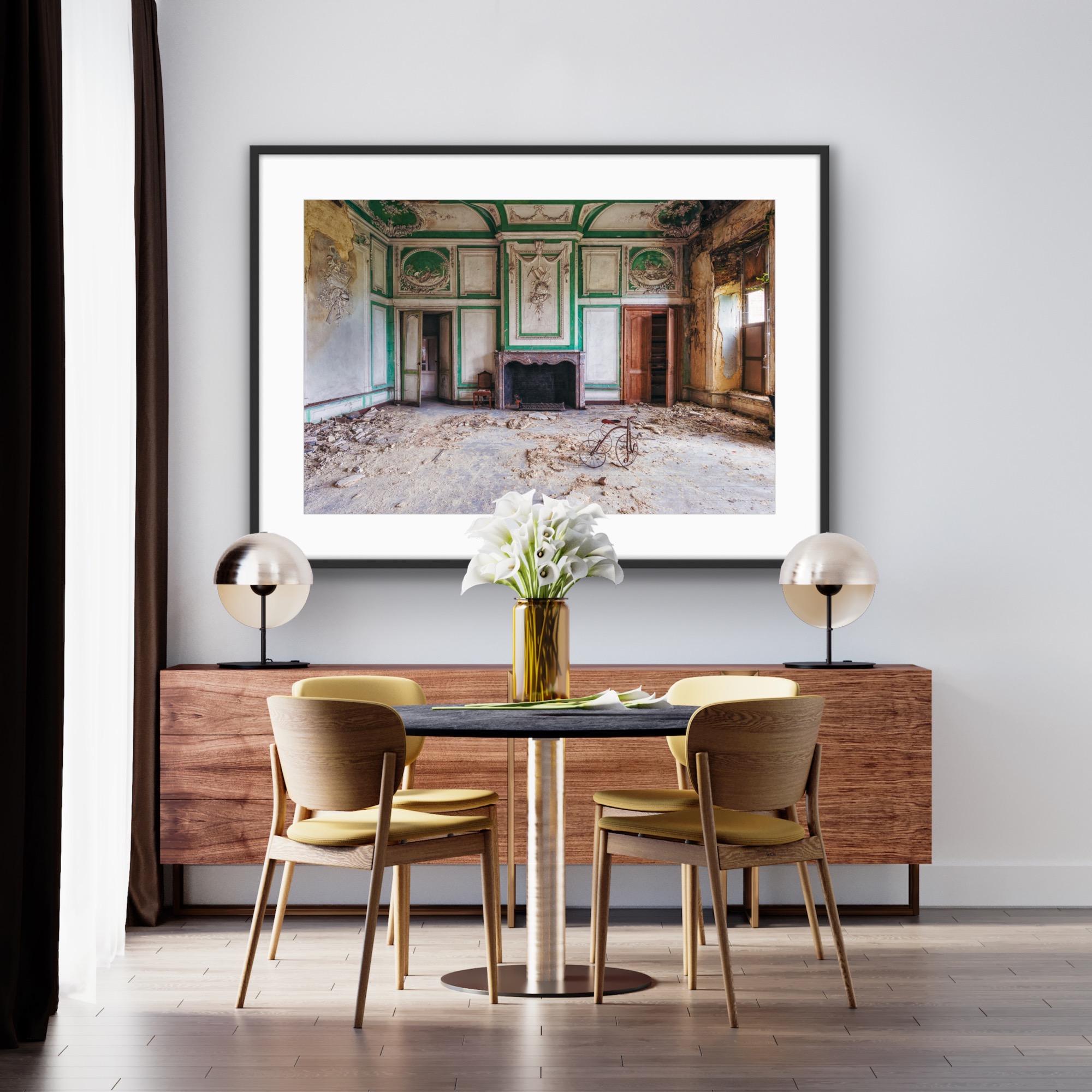 Dreirad, zeitgenössische Kunst, Druck in limitierter Auflage, Architekturfotografie – Photograph von Gina Soden 