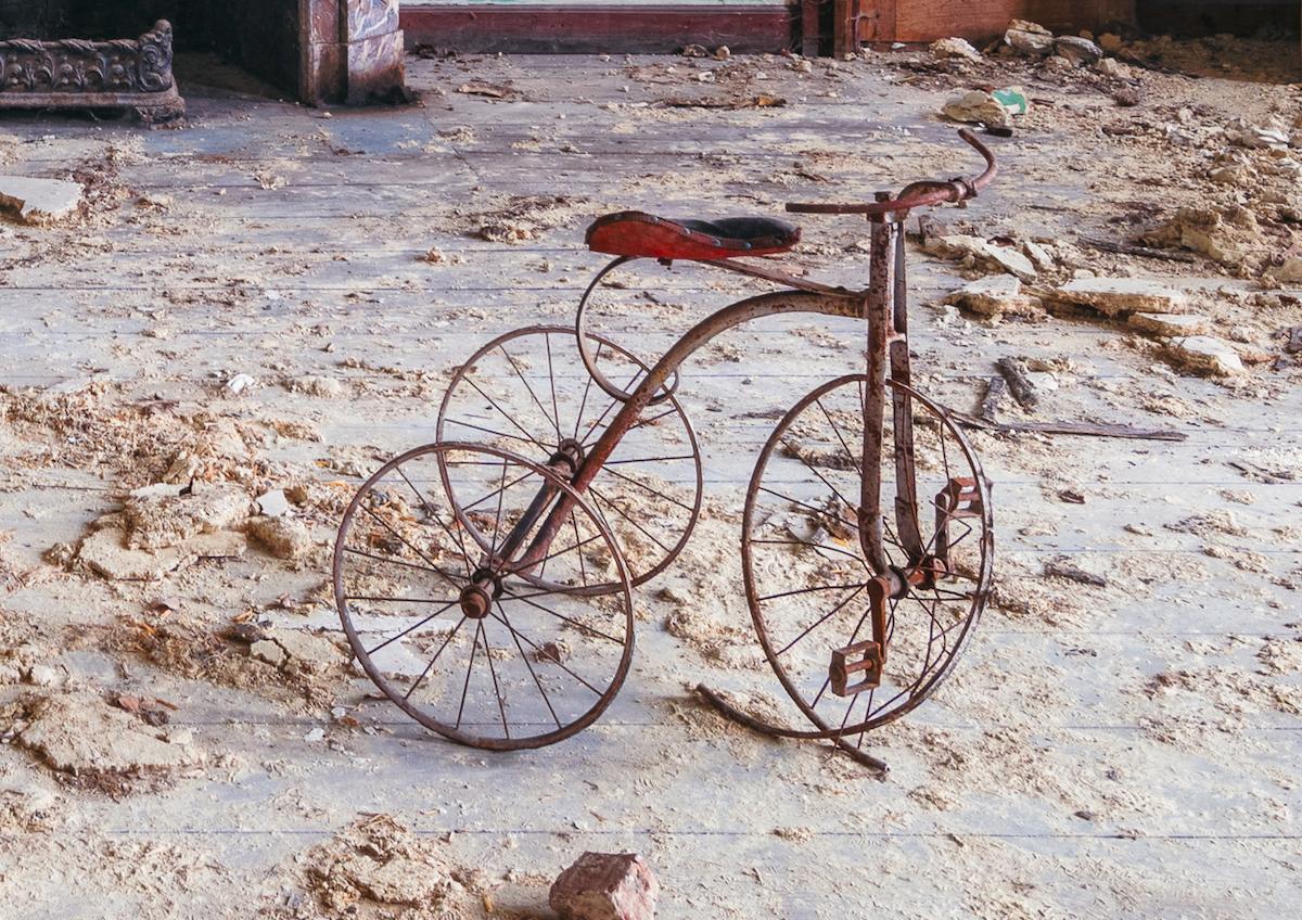 Dreirad, zeitgenössische Kunst, Druck in limitierter Auflage, Architekturfotografie (Grau), Color Photograph, von Gina Soden 