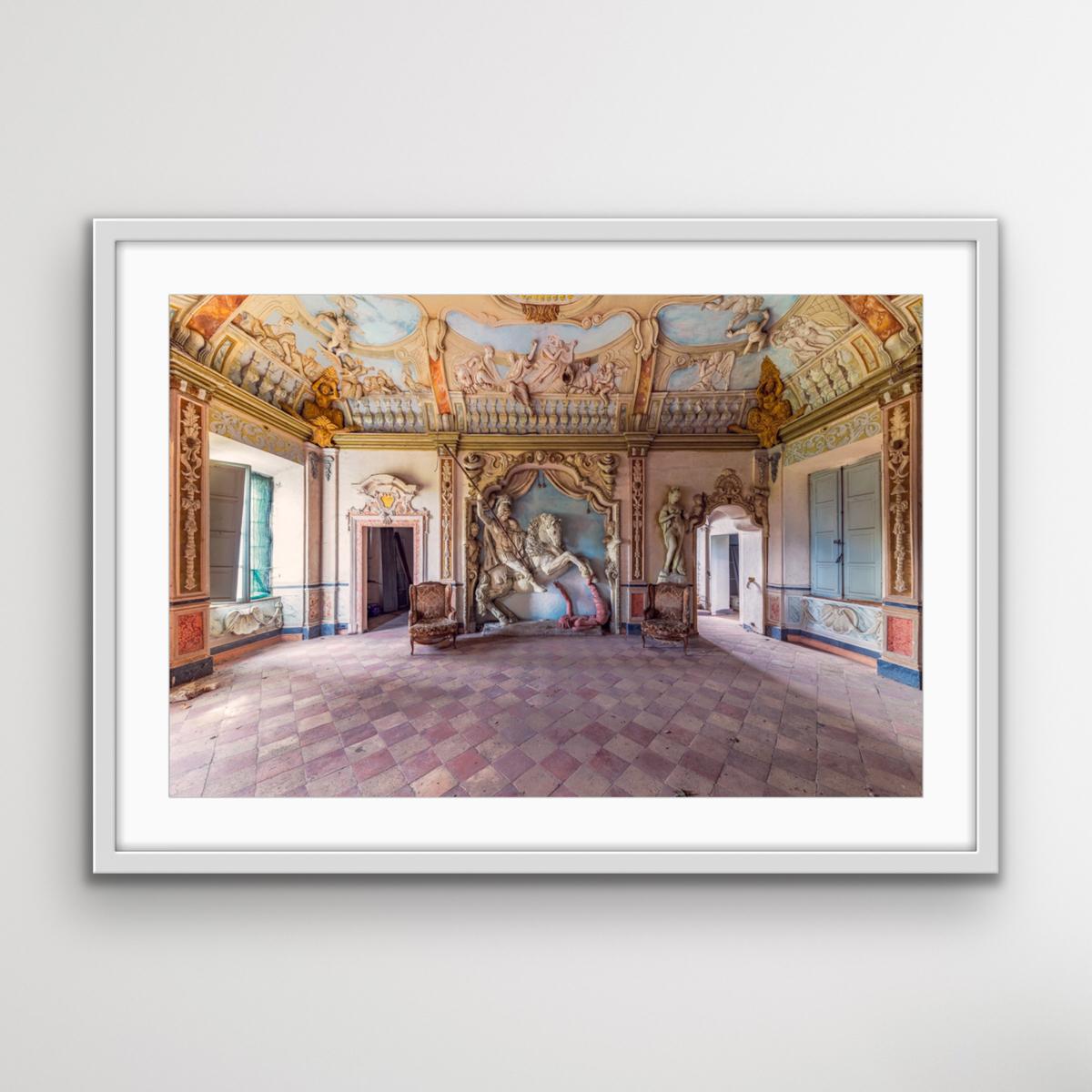 Arcangelo, Interieurfotografie, zeitgenössische Kunst, Lichtfotografie (Fotorealismus), Photograph, von Gina Soden