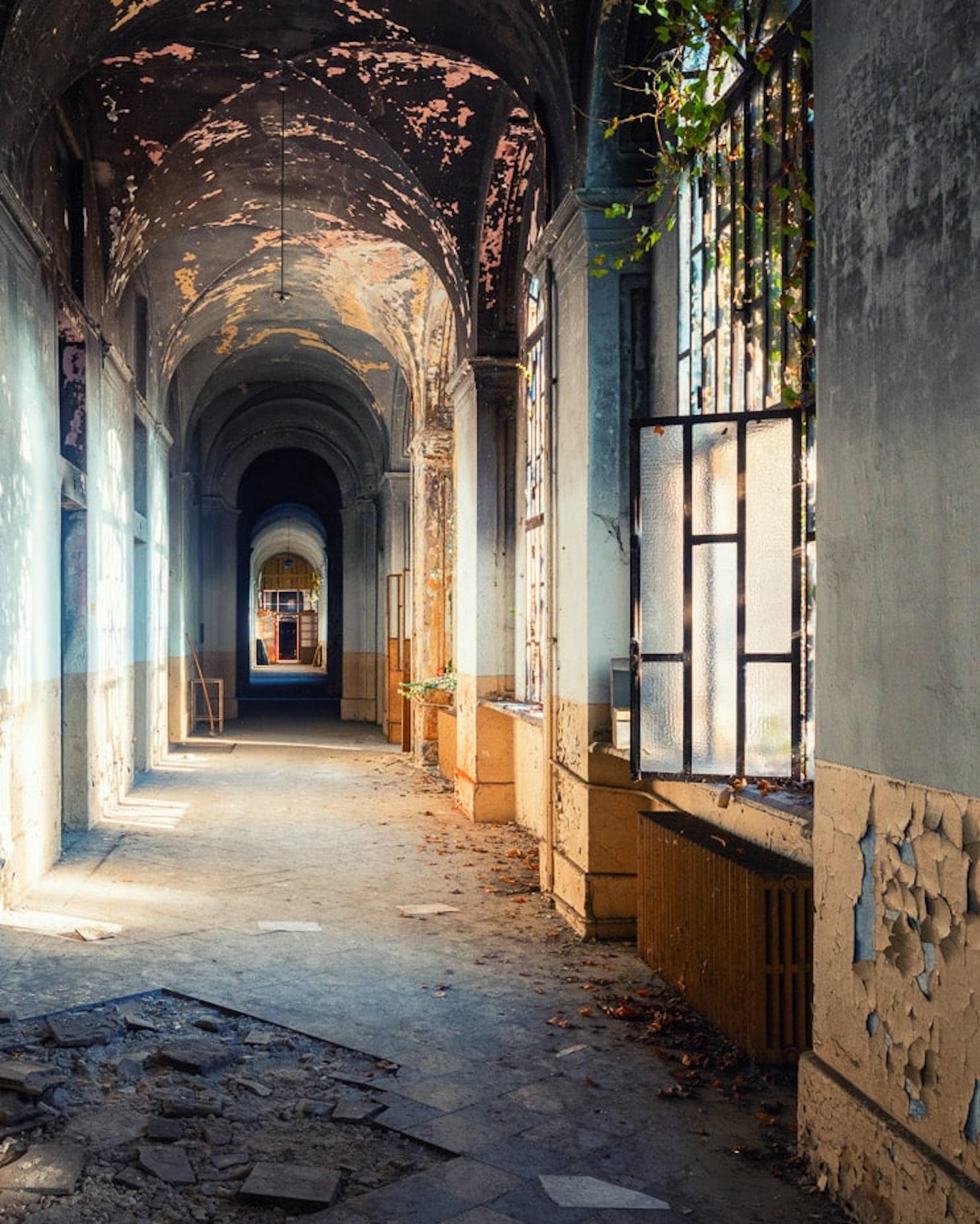 Bruciato de Gina Soden  - Fotografía interior, asilo abandonado, urbex, enmarcado en venta 3