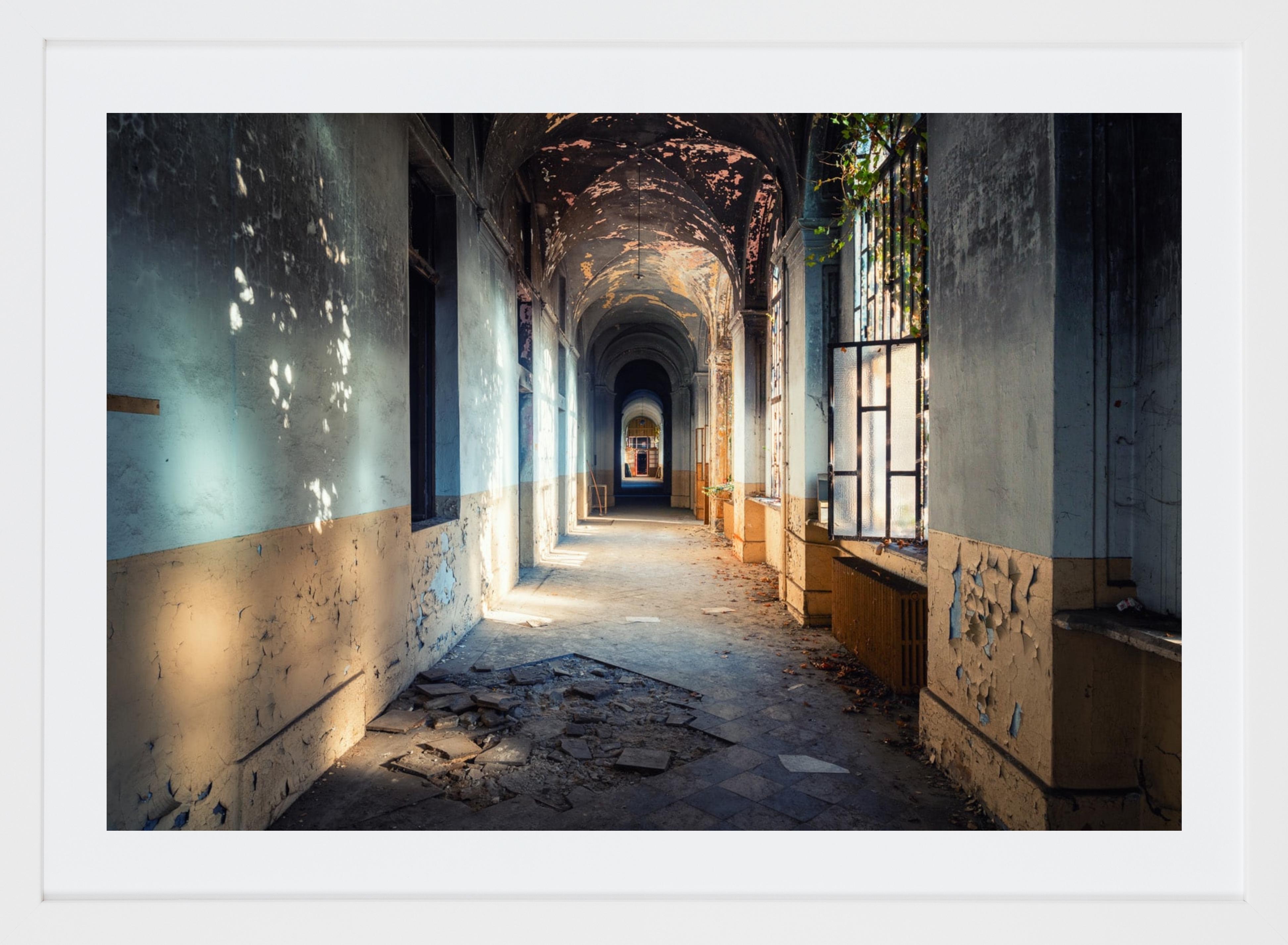 Bruciato es una fotografía de edición limitada de la artista contemporánea Gina Soden. Forma parte de la serie "Distanza".

Esta fotografía es una edición limitada de 15 ejemplares, se vende enmarcada con un marco blanco clásico. Las dimensiones de