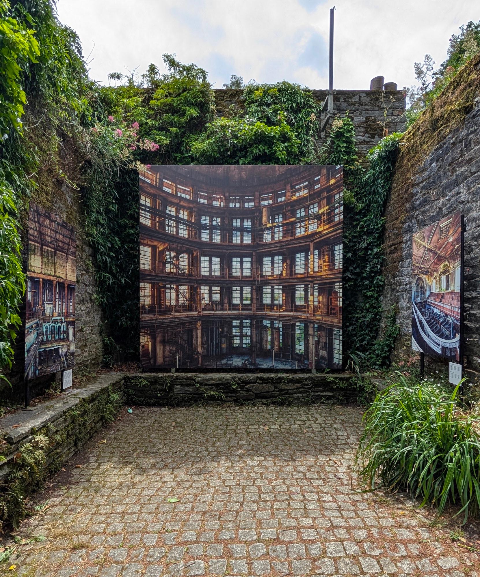 Chemical Plant par Gina Soden - Intérieur d'un lieu abandonné, urbex en vente 6