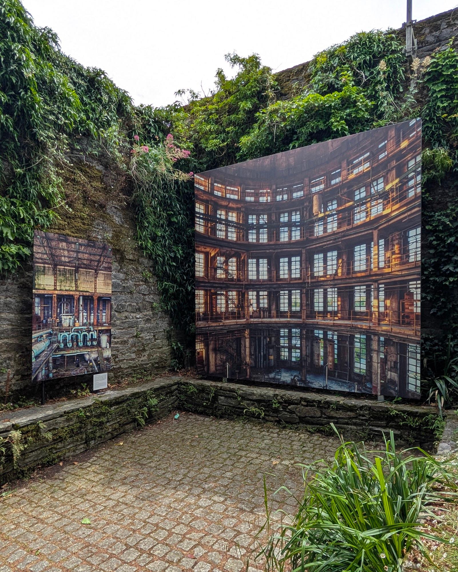 Chemical Plant par Gina Soden - Intérieur d'un lieu abandonné, urbex en vente 7