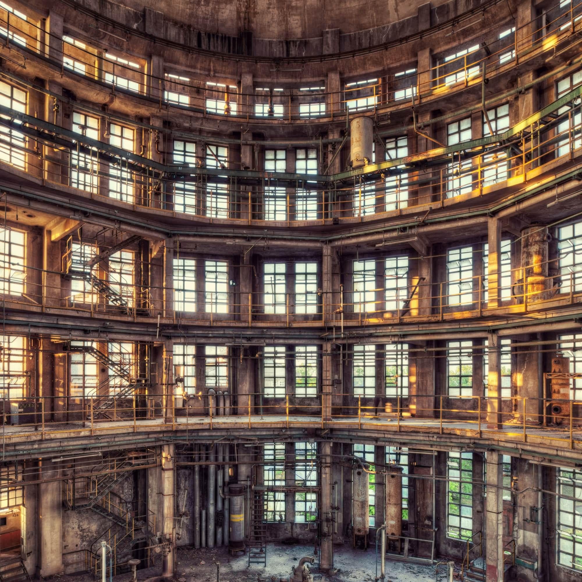 Chemical Plant est une photographie en édition limitée de l
artiste contemporaine britannique Gina Soden, issue de la série "Retrogression".

Cette photographie est vendue non encadrée en tant que tirage uniquement. 
Tous les tirages sont signés et