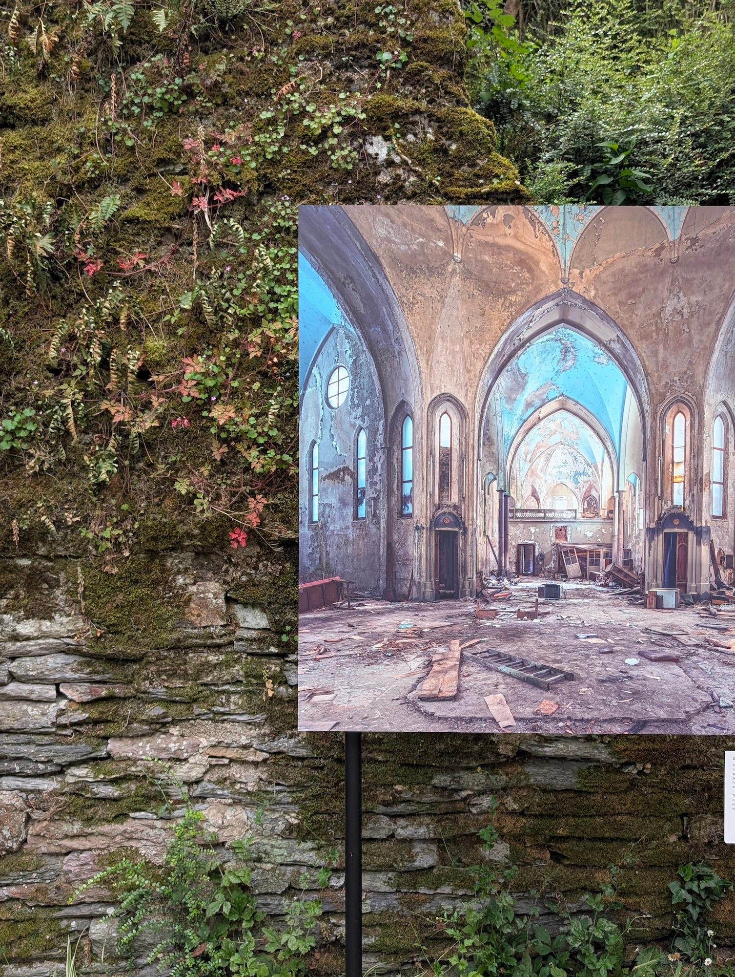 Chiesa Turchese di Gina Soden - Fotografia d'interni, chiesa, Italia, urbex in vendita 1