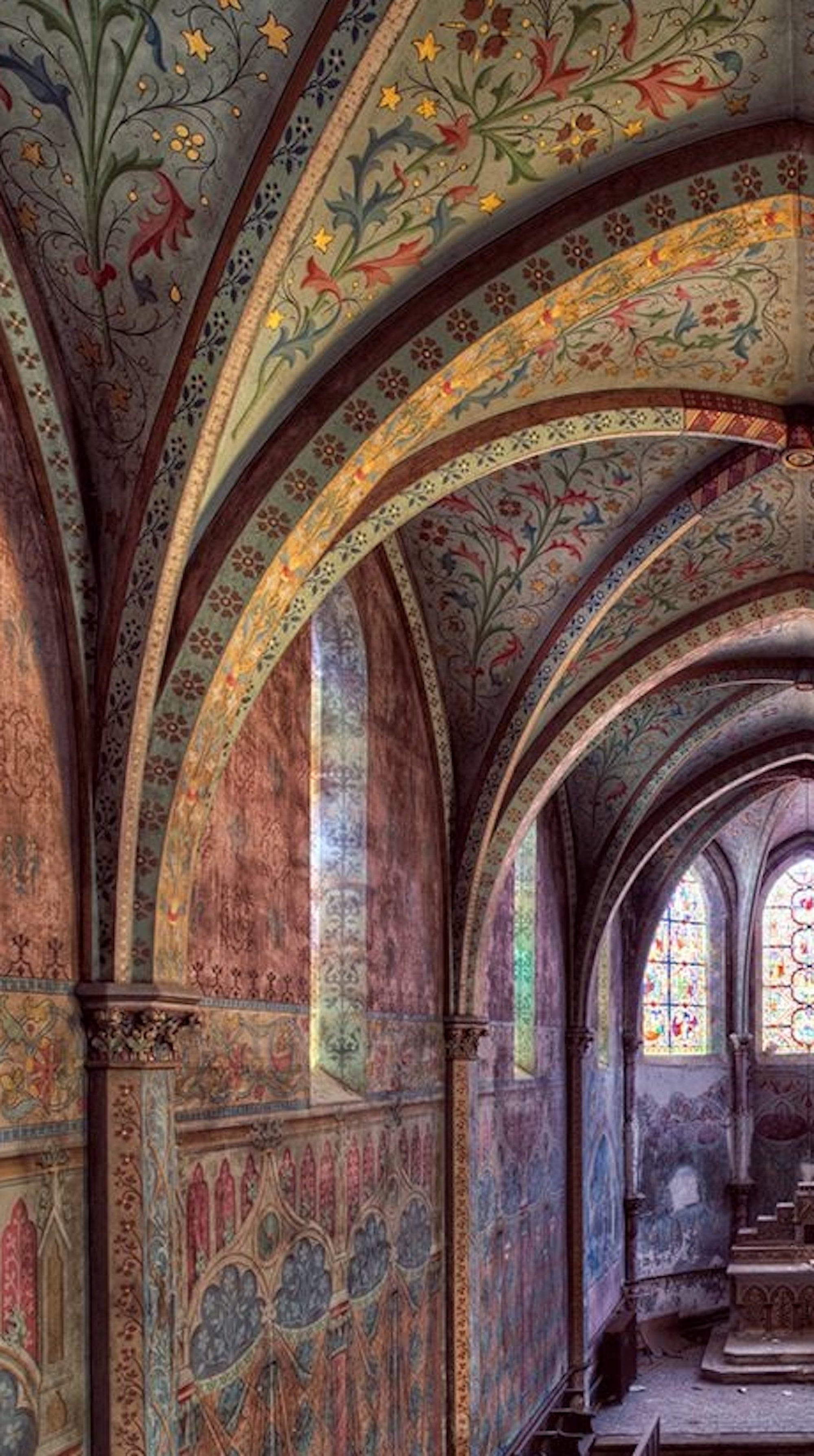 Church by Gina Soden – Urbexfotografie, Innenraum eines verlassenen Seminars, Frankreich im Angebot 3