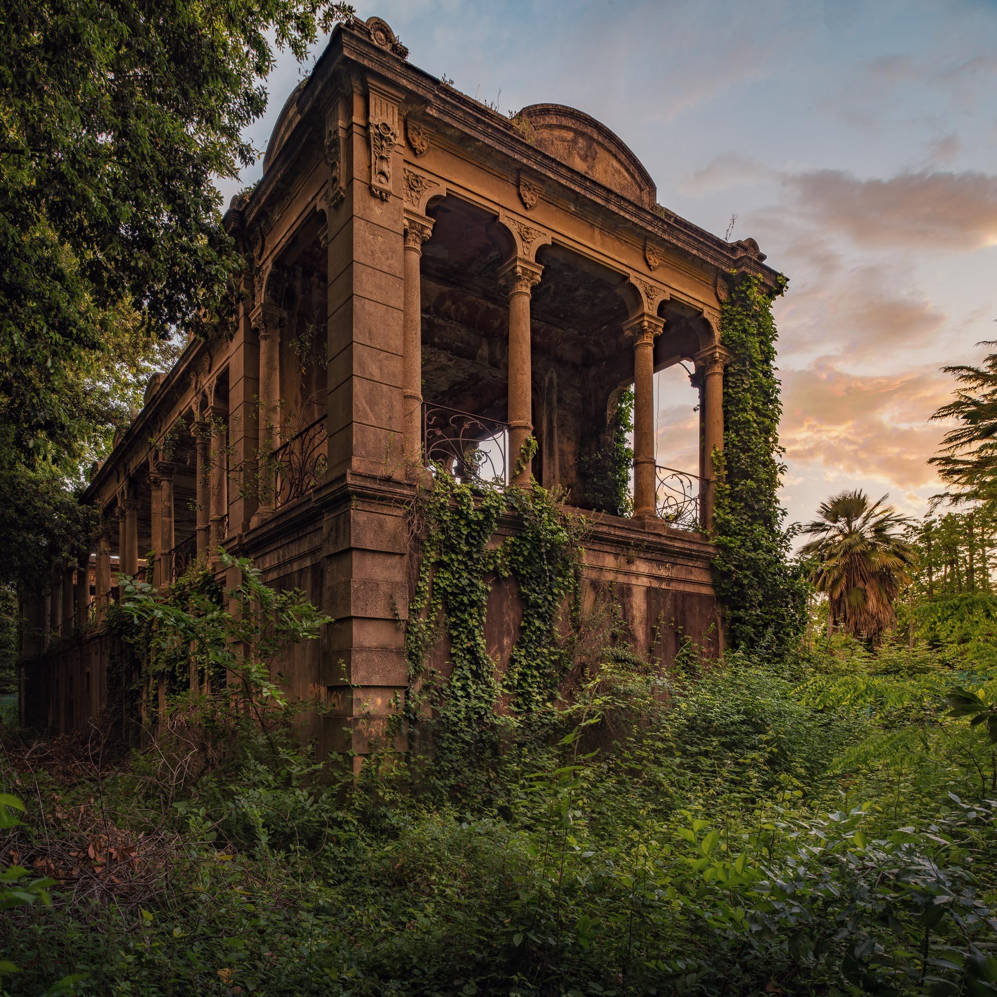 Giungla by Gina Soden - Architecture photography, abandoned place, urbex, temple