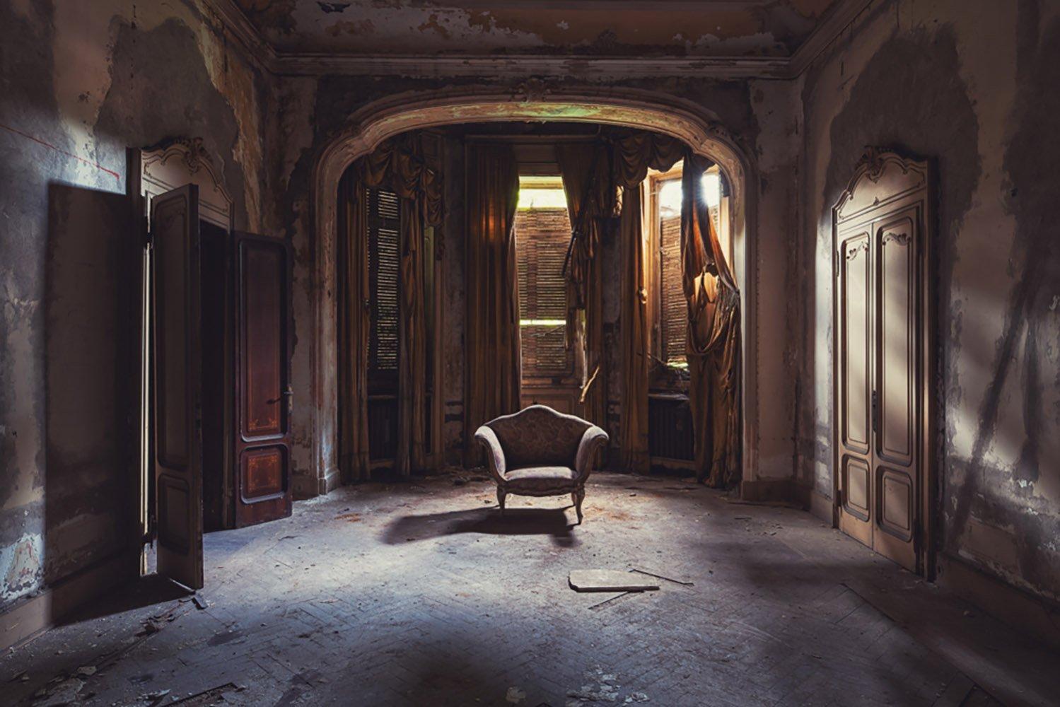 Isolamento is a limited-edition photograph by British contemporary artist Gina Soden from the “How Long Is Now?” series. It was taken in an abandoned villa on the site of a huge factory in Italy, where the owner of the factory lived.
Prints are