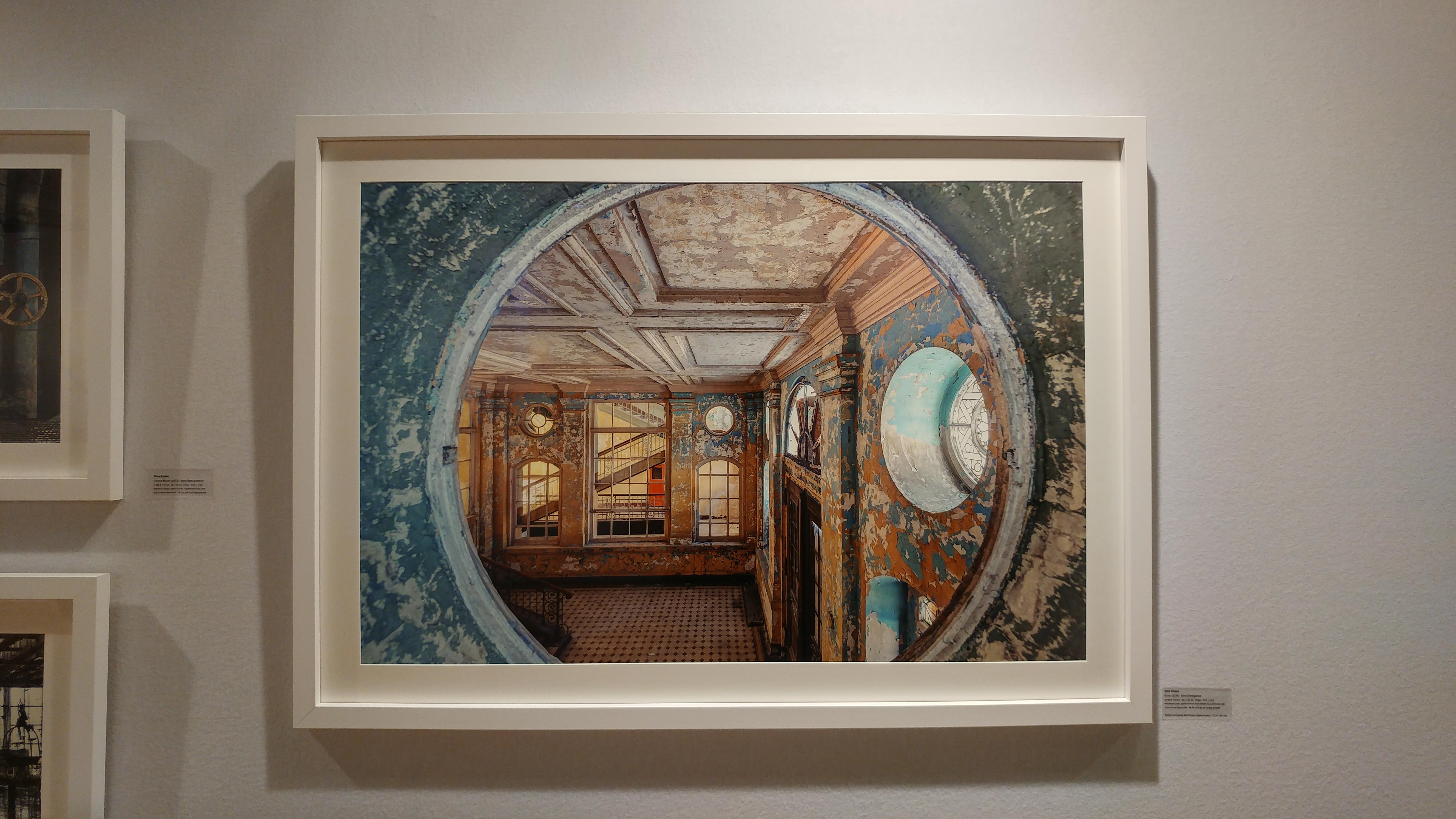 Klinik Klinik, Emergence-Serie (Intarsien eines verlassenen Sanatoriums) (Grau), Color Photograph, von Gina Soden