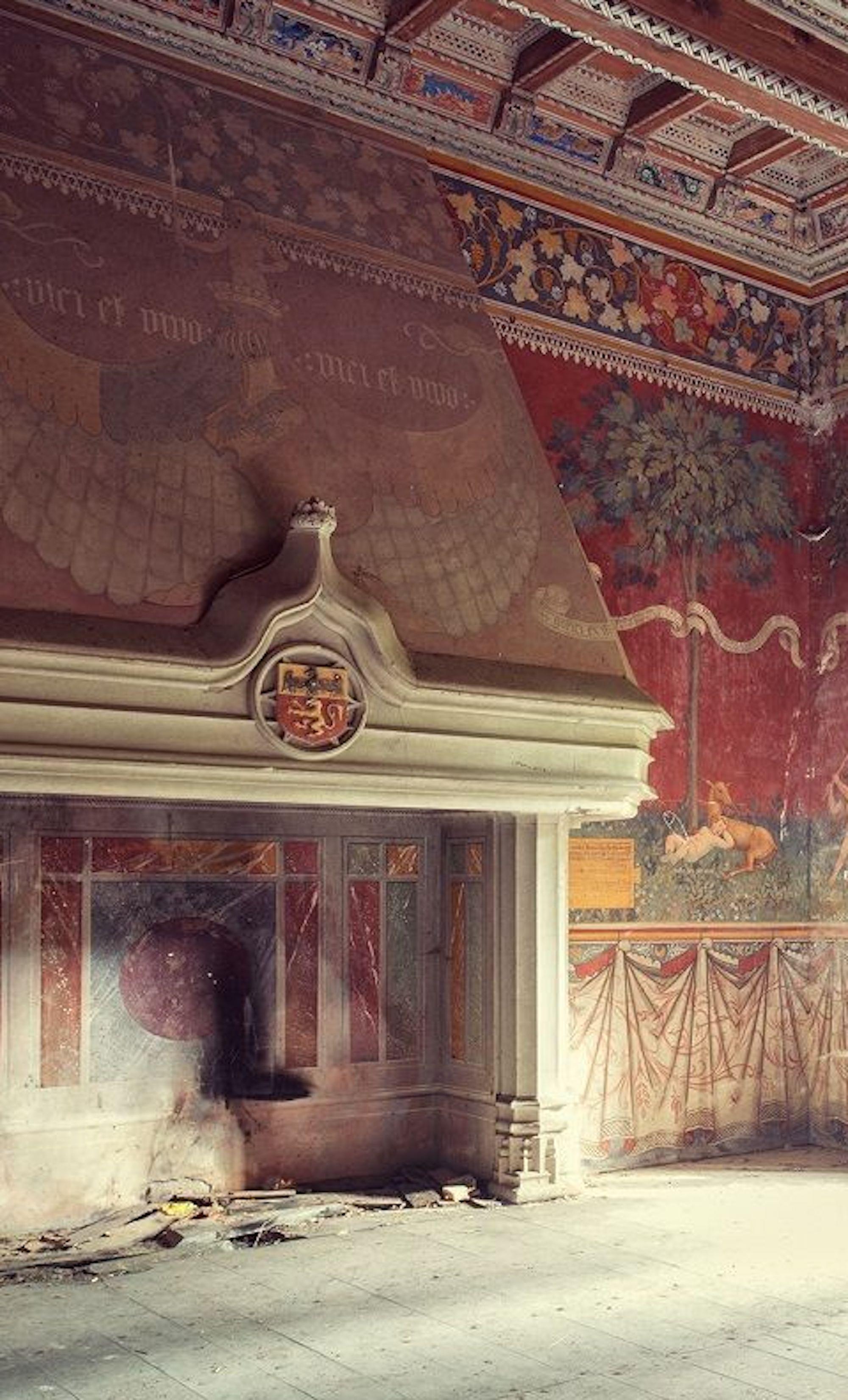 Médiéval de Gina Soden - Photographie, intérieur d'un château abandonné, Italie, urbex en vente 4