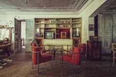 Radios in Lounge de Gina Soden - Abandoned place, photographie urbex, chaises rouges