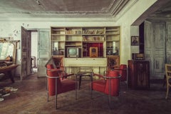 Radio in Lounge di Gina Soden - Luogo abbandonato, fotografia urbex, sedie rosse