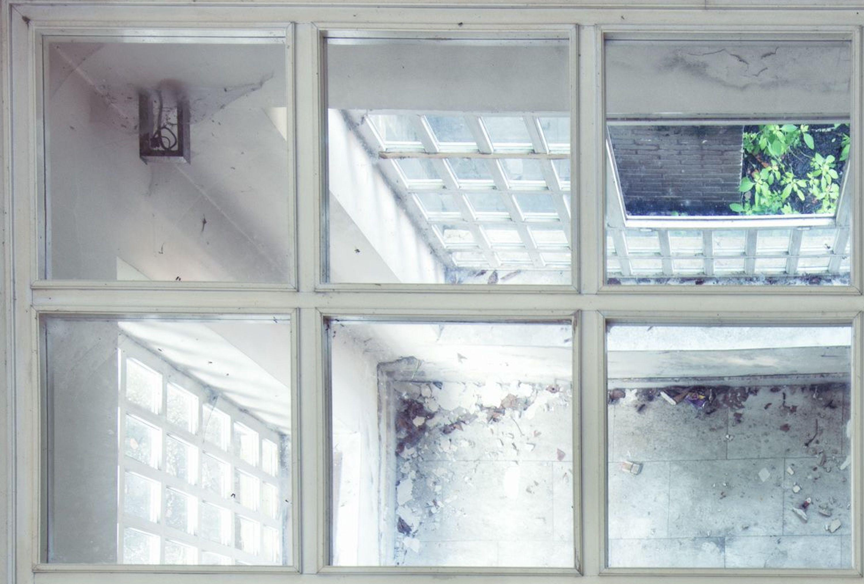 Reflection von Gina Soden – Fotografie, Inneneinrichtung eines verlassenen Gebäudes, Herrenhauses im Angebot 2
