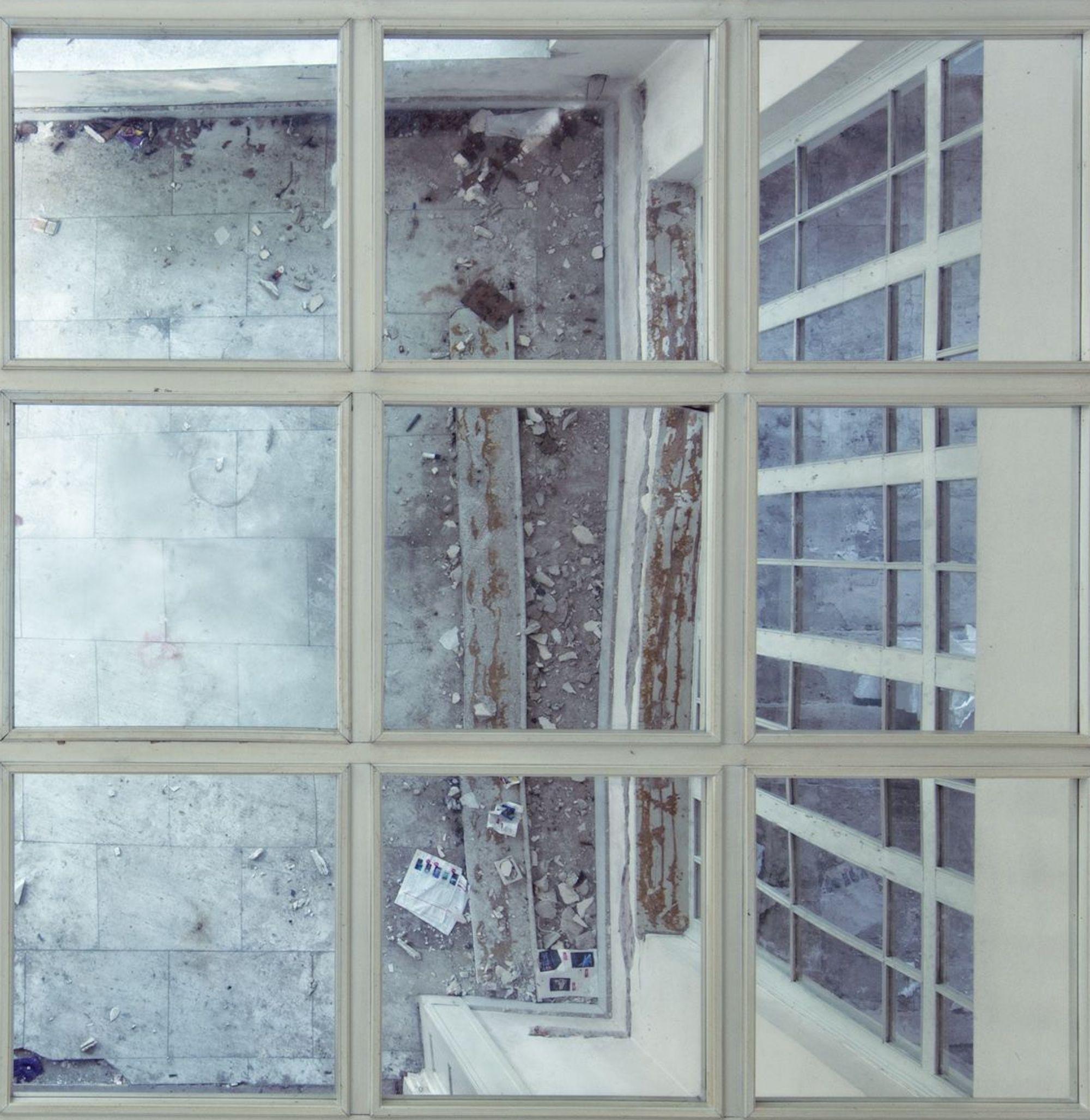 Reflection von Gina Soden – Fotografie, Inneneinrichtung eines verlassenen Gebäudes, Herrenhauses im Angebot 3