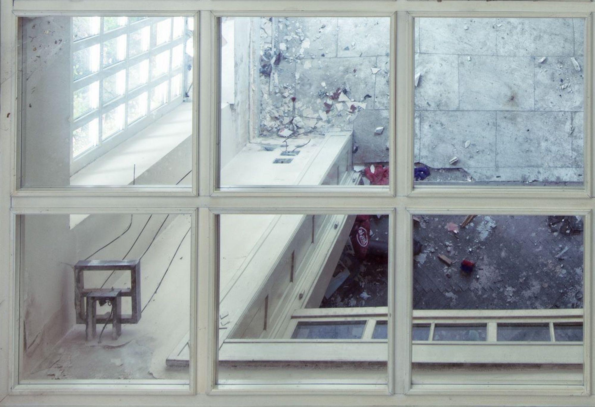 Reflection von Gina Soden – Fotografie, Inneneinrichtung eines verlassenen Gebäudes, Herrenhauses im Angebot 4