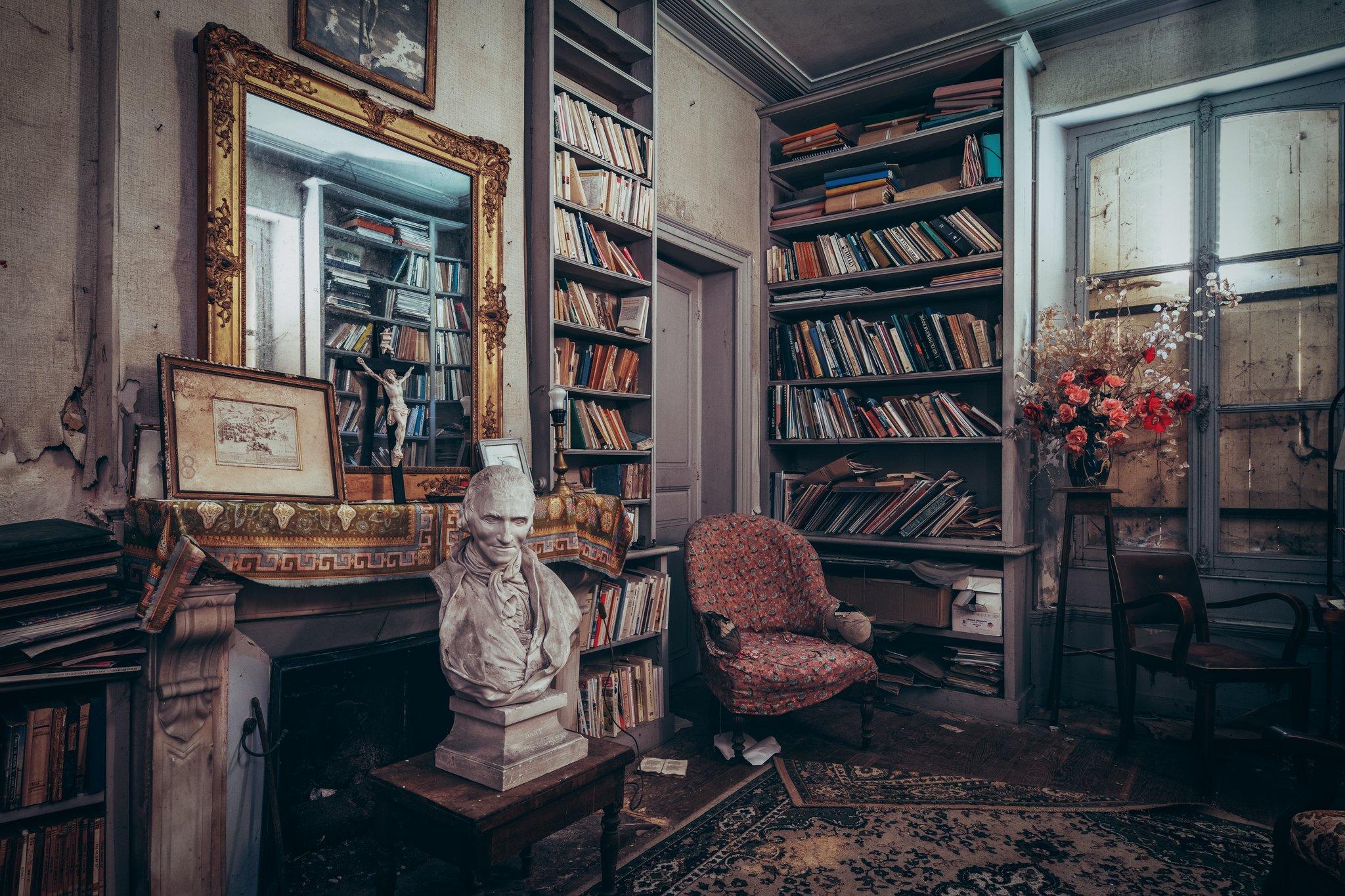 Salle d'étude by Gina Soden - Interior photography, abandoned place, urbex