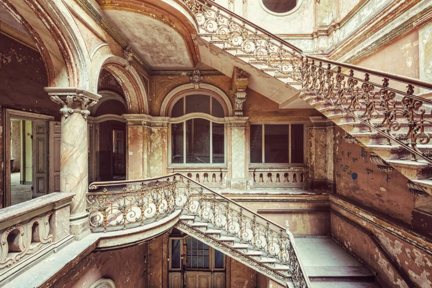 Schody par Gina Soden - Photographie d
intérieur, palais abandonné, urbex