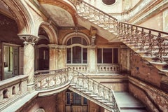 Schody por Gina Soden - Fotografía de interiores, palacio abandonado, urbex