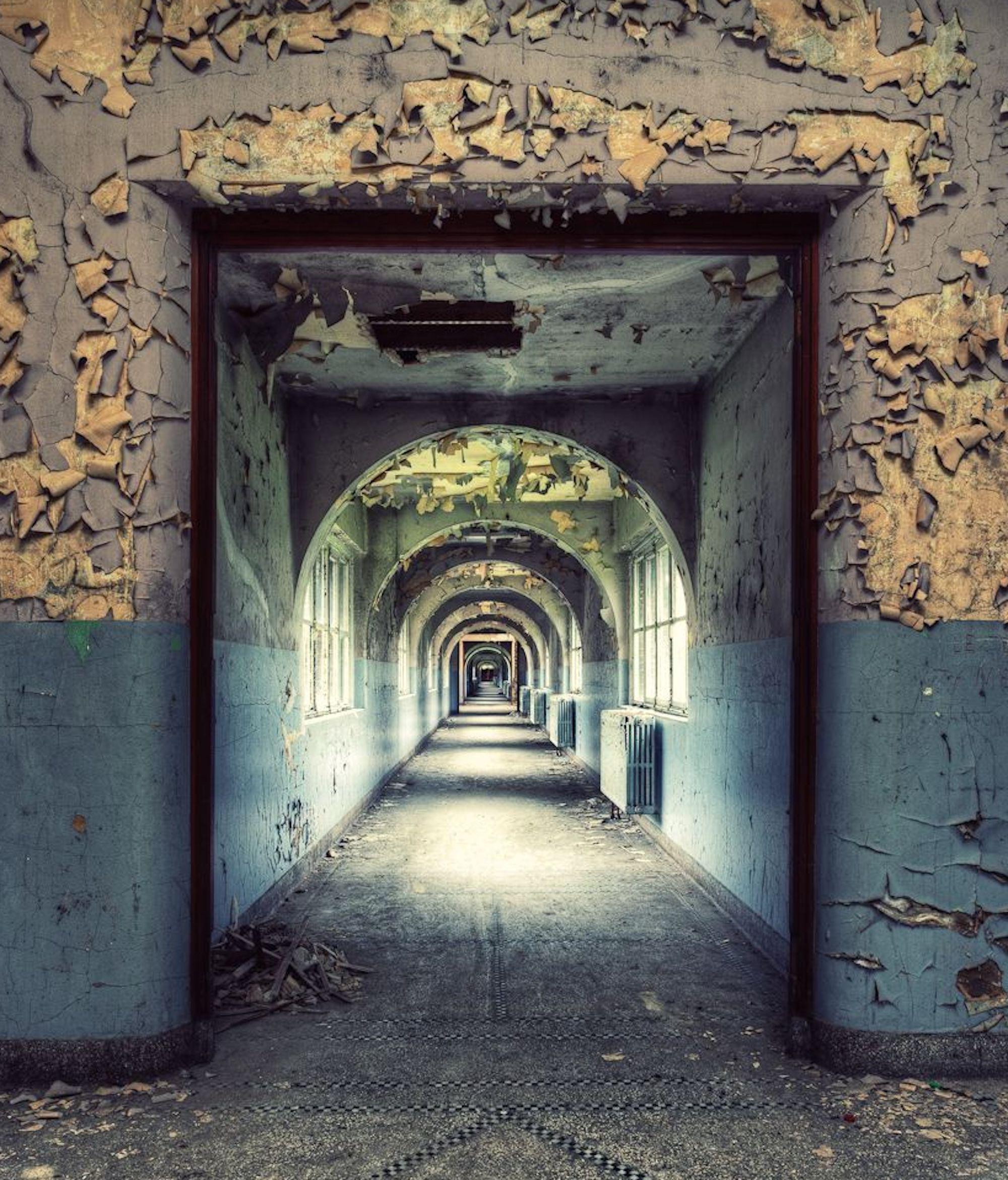 School Corridor der Schule von Gina Soden – Interieurfotografie, verlassener Ort, urbex im Angebot 4