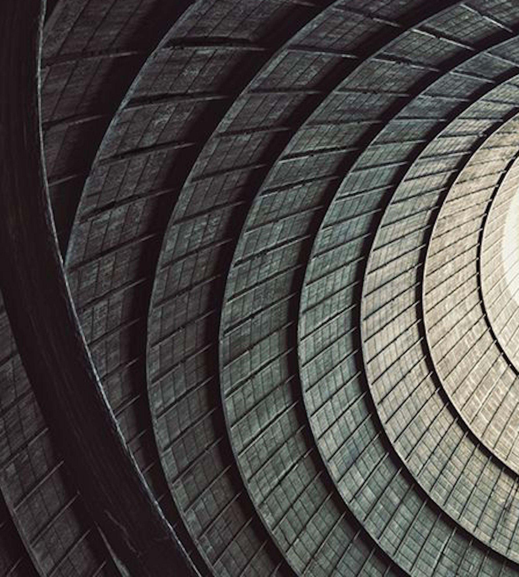 Tower by Gina Soden - lieu abandonné, photographie de urbex, architecture, sombre en vente 3