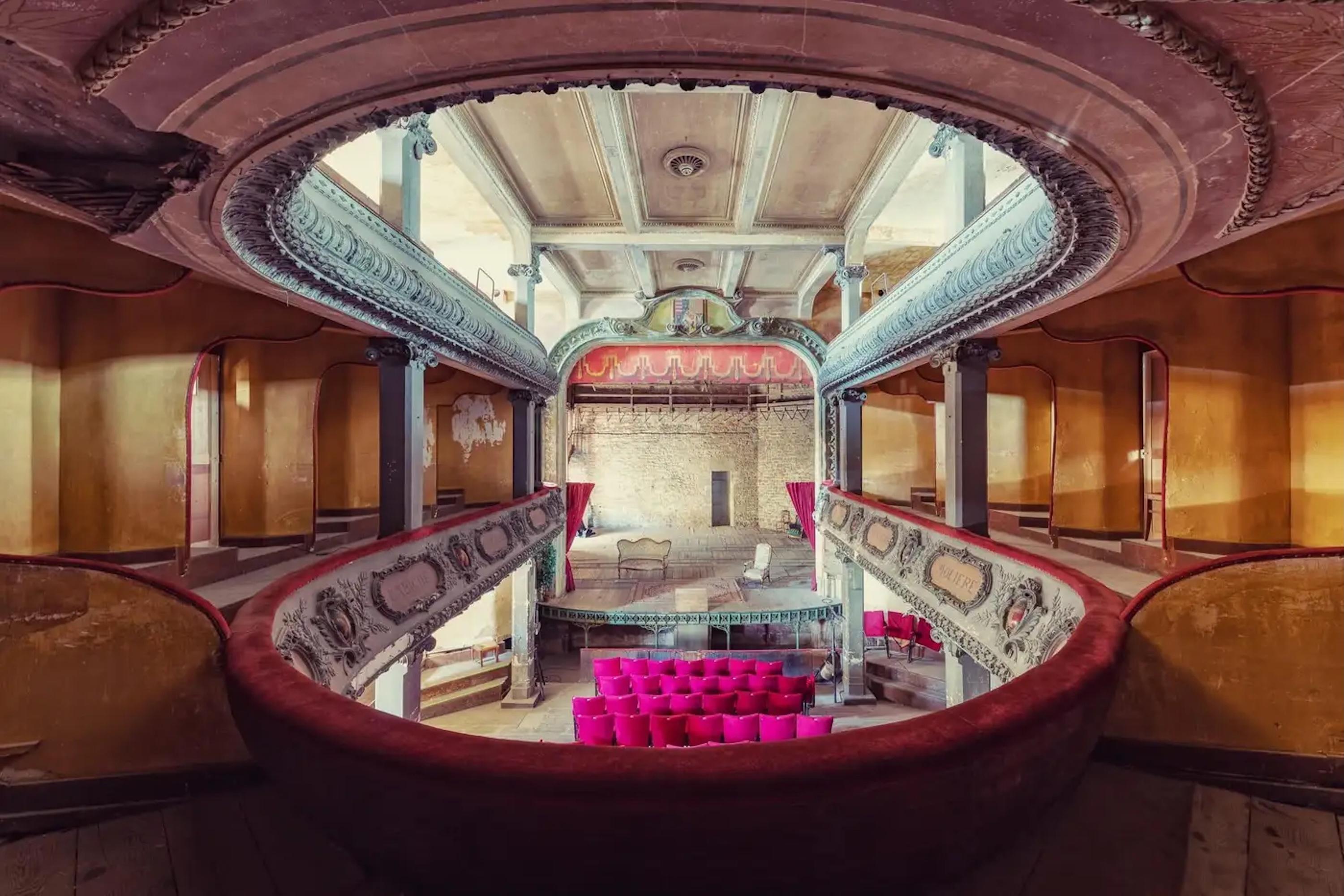 Velours Rose von Gina Soden - Urban Exploration, Innenaufnahmen, Frankreich